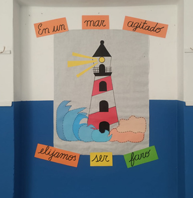 Mural del colegio con la imagen del mar y un faro